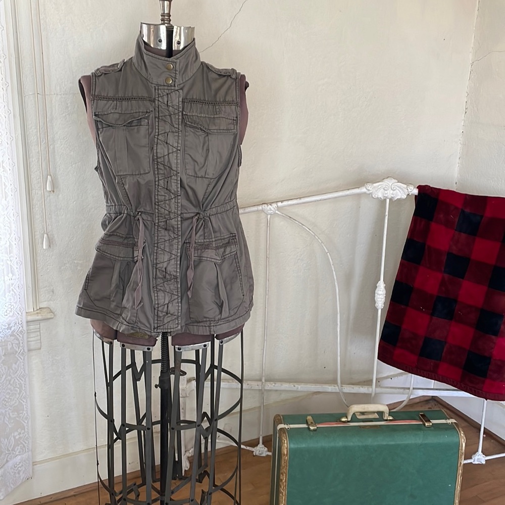Maurice’s green cargo vest, size 0X, zip up, button, & flap, toggles at waist